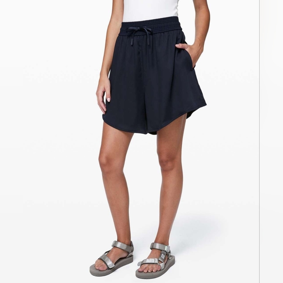 Lululemon Feeling Femme Short 5"True Navy Sz 10 - Picture 1 of 13